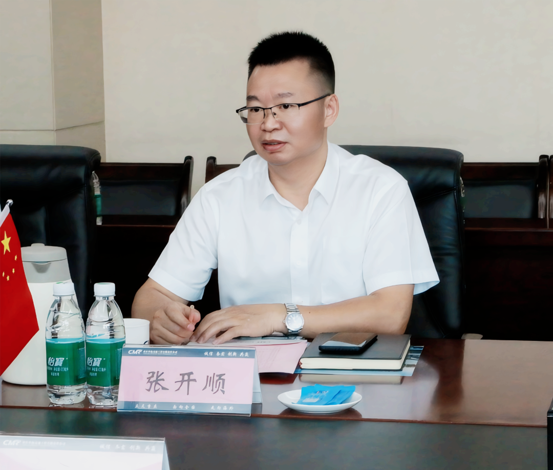 9.25 重庆兴亚控股集团到单轨集团座谈交流2.png